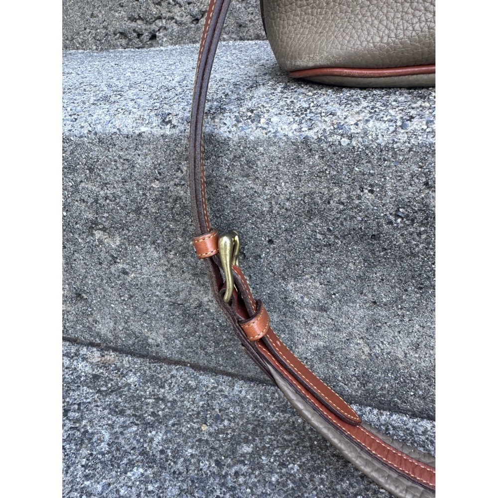 Vintage Dooney & Bourke All Weather Leather Bucket Bag Taupe Tan Crossbody USA - Picture 3 of 7